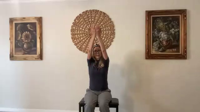 Yoga en silla para mejorar la movilidad con Edely Wallace