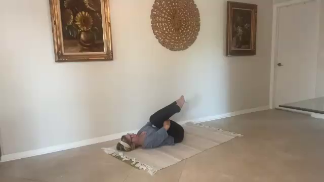 Aplana tus abdominales con una sesión de yoga linfático 1 con Edely Wallace